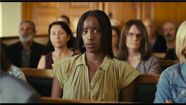 Kayije Kagame als Rama in einer Szene des Films „Saint Omer“.