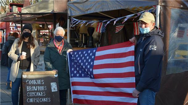 Bremerhavener US-Bürger: Zwischen Hoffen und Bangen Kayla Alber, June White und John Reinhardt (von links) auf dem Wochenmarkt in Geestemünde sprechen über die Wahl in den USA. Die Republikanerin White und der Demokrat Reinhardt sind trotz unterschiedlicher politischer Ansichten befreundet - heute eine Seltenheit.