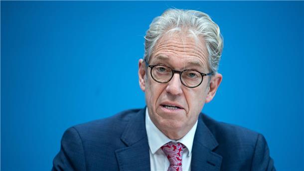 Kassenärztechef Gassen: „Deutlich zu viele Krankenhäuser“ KBV-Chef Andreas Gassen: „Wir haben historisch deutlich zu viele Krankenhäuser mit in der Regel deutlich zu wenig Personal.“