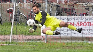 Keeper Marcel Schröder pariert den letzten Elfmeter von Gnarrenburgs „Dritter“. Anschließend verwandelte Marvin Lieschewski und sicherte damit dem TSV Karlshöfen II den Einzug in die nächste Runde.