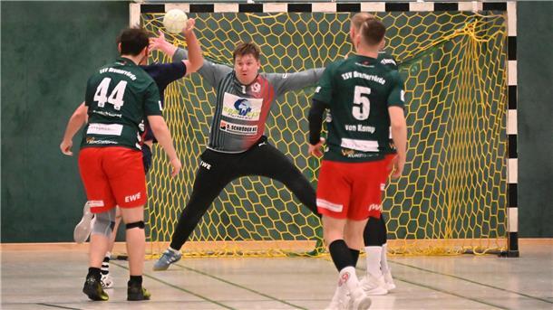 Kicker Jöran Engelke feiert Comeback als Handballer Keeper Steffen Krange kam in der zweiten Halbzeit und ließ nur wenige Gegentreffer zu.