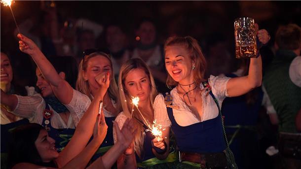 Bilder des Tages Kehraus auf der Wiesn.
