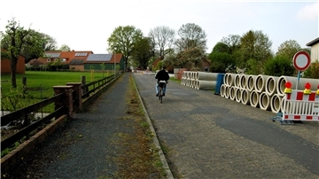 Kein Durchkommen, außer für Fahrräder, auf der Kreisstraße nach Rockstedt