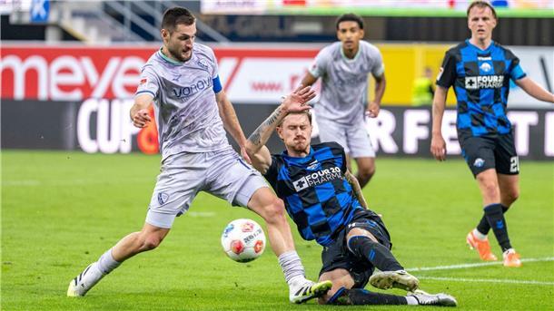 Nächste Niederlage für Bochum - 0:1 in Paderborn Kein Durchkommen für die Gäste: Calvin Brackelmann klärt vor Matus Bero.