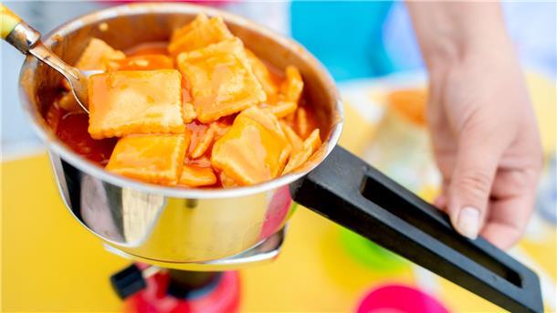Festival-Survival-Guide: So wirst du zum Hurricane-Profi Kein Festival ohne Dosenravioli: Der eigenen Gesundheit zuliebe erhitzt man sie aber besser nicht in der Dose.
