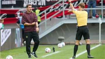 Kein guter Abend für Nürnbergs Trainer Miroslav Klose - diese Gelbe Karte durch Schiedsrichter Jarno Wienefeld aber erhielt sein Co-Trainer Javier Pinola hinter ihm. 