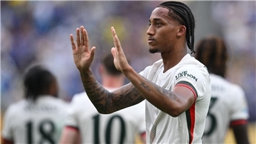 Kein Jubel: Der bei Fluminense ausgebildete Angreifer João Pedro hebt nach seinem Tor für Chelsea entschuldigend die Hände. 