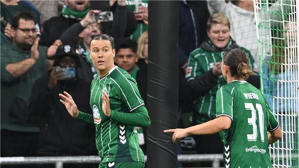 Kein Jubel gegen den Ex-Club: Werders  Larissa Mühlhaus nach ihrem Elfmeter-Tor gegen den Hamburger SV.