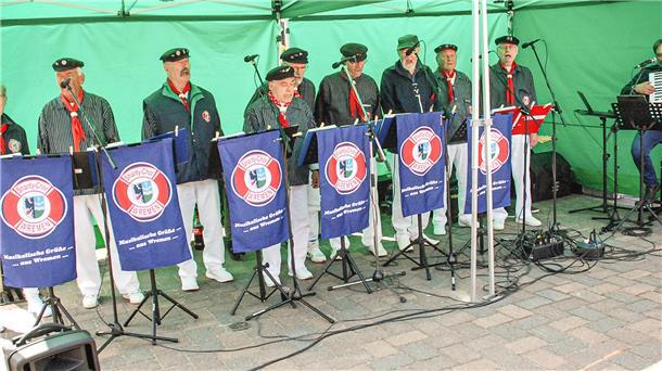 Lecker! In Wremen werden die schnellsten Krabbenpuler gesucht Kein Krabbentag ohne Musik: Der Shanty-Chor Wremenist natürlich auch mit dabei.