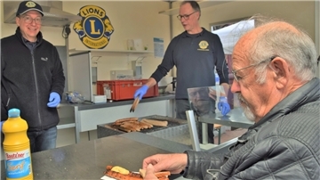 Kein Ochsenmarkt ohne Ochsenbratwurst: Die Lions-Mitglieder Holger Kuhlmann und Andreas Schindler hatten gerade zur Mittagszeit gut zu tun.