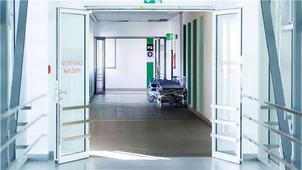  Krankenbetten stehen in einem Gang in einem Krankenhaus. 