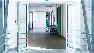  Krankenbetten stehen in einem Gang in einem Krankenhaus. 