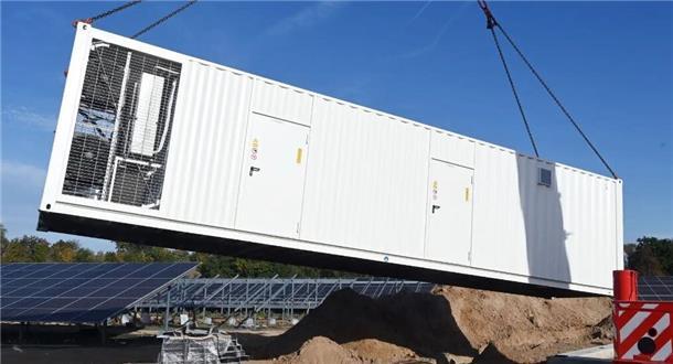 300 MWh-Stromspeicher: Projekt in Lavenstedt ist einen Schritt weiter Kein Vergleich zu einer Autobatterie: Großbatteriespeicher kommen in Elementen, die einem Überseecontainer gleichen.