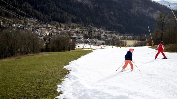 Kein Wintersportparadies: Skifahrer rasen in Leukerbad Ende Dezember eine künstlich beschneite Skipiste hinunter.