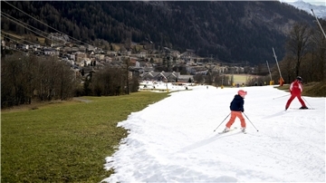 Kein Wintersportparadies: Skifahrer rasen in Leukerbad Ende Dezember eine künstlich beschneite Skipiste hinunter.
