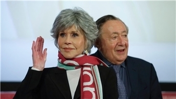 Keine allzu große Nähe: Schauspielerin Jane Fonda mit dem Unternehmer Richard Lugner in Wien.
