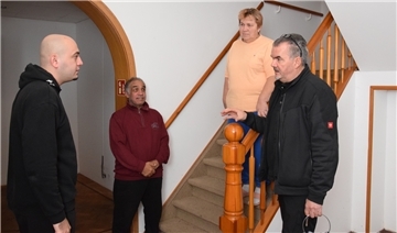 Keine Berührungsängste: Flüchtlinge suchen in einer Unterkunft in Rhade das Gespräch mit Ralph Wohlberg (rechts) vom Selsinger Ordnungsamt.