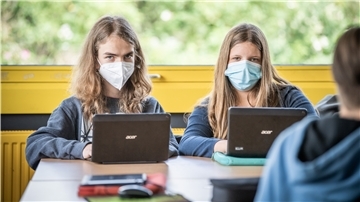 Keine Daddelbox, sondern ein Arbeitsgerät: Die 7a der Langener Oberschule, im Bild Jannik (13) und Maryella (13), arbeitet seit zwei Jahren mit Tablets.
