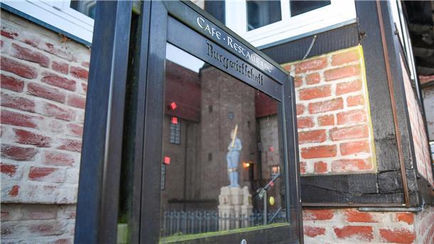 Warum der Landkreis keinen Nachfolger für die Burg-Gastronomie sucht leere Glasvitrine