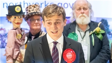 Keir Mather, Sieger der Nachwahlen und Kandidat der Labour Party, spricht im Selby Leisure Centre.