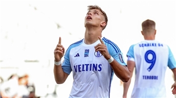 Keke Topp, hier noch im Schalke-Trikot, jubelt in der kommenden Saison für Werder Bremen in der Bundesliga. Der Gnarrenburger kehrt zu seinem Jugendverein zurück.