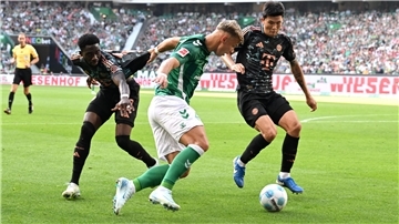 Keke Topp (Mitte) kämpft gegen Bayerns Min-Jae Kim (rechts) und Alphonso Davies um den Ball.