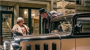 Ken Duken als Hans Albers und Picco von Grote als Hansi Burg verliebt in einer Filmszene vor dem Chevrolet von Ingo Ehmann aus Nordenham.