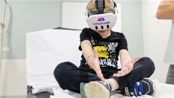 Kenan ist im Krankenhaus, aber mit der VR-Brille kann er trotzdem das Oktoberfest besuchen. 