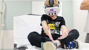Kenan ist im Krankenhaus, aber mit der VR-Brille kann er trotzdem das Oktoberfest besuchen. 