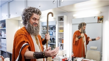 Kennen Sie den? Bayerns Ministerpräsident Markus Söder hat sich im Staatstheater Nürnberg für die „Fastnacht in Franken“ zum „Stammesältesten“ schminken lassen.