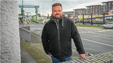 Kernig, ruppig, bodenständig: Hier am Geesteufer, nah der Fähre, hat Georg Staudacher gerade seine neue Wohnung bezogen.