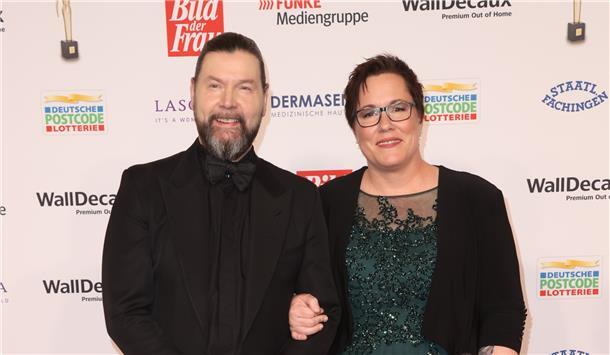 Kerstin Held hatte bei der Verleihung der Goldenen Bild der Frau im Stage Theater Neue Flora in Hamburg prominente Unterstützung an ihrer Seite. Rockstar Rea Garvey begleitete sie auf dem roten Teppich und auf der Bühne - und zeigte sich begeistert von ihrer Arbeit.