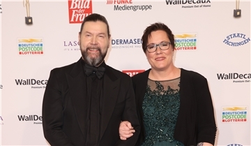 Kerstin Held hatte bei der Verleihung der Goldenen Bild der Frau im Stage Theater Neue Flora in Hamburg prominente Unterstützung an ihrer Seite. Rockstar Rea Garvey begleitete sie auf dem roten Teppich und auf der Bühne - und zeigte sich begeistert von ihrer Arbeit.