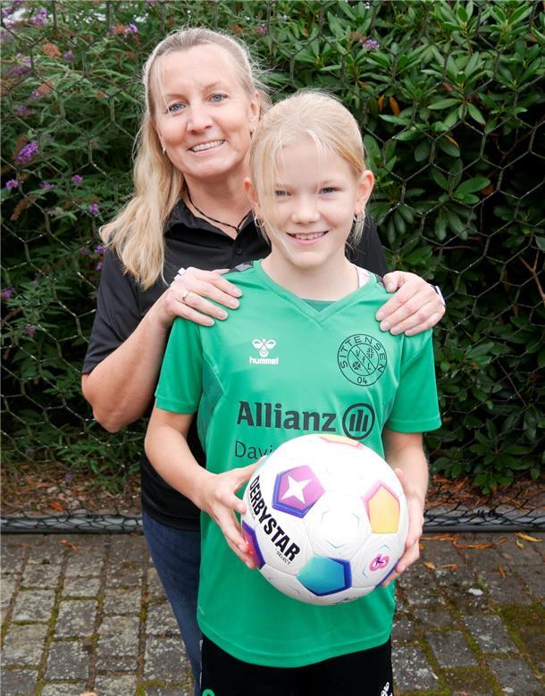Die Kaisers: Eine Fußballfamilie aus Hamersen Kerstin Kaiser ist stolz auf ihre Kinder, besonders auf Nesthäkchen Hilla, weil sie sich auch beim Fußball nicht unterkriegen lässt.