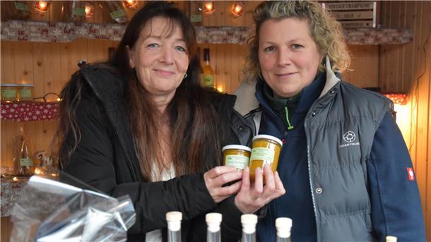 Weihnachtsmarkt in Zeven: Kleine Budenstadt lockt Besucher Das Foto zeigt Kerstin Reinke (links) und Jessika Wirbs.