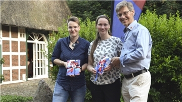 Kerstin Umierski, Mareike Brandt und Manfred Brandt präsentieren die Chronik.