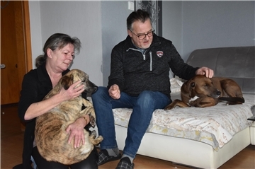 Das Foto zeigt Kerstin und Andreas Flieger mit ihren beiden Hunden. 