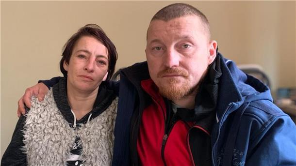 Kerstin und Sebastian sind zwei von Dutzenden von Obdachlosen in Bremerhaven. Sie versuchen, wieder sesshaft zu werden. Tagtäglich stoßen sie dabei an ihre Grenzen. Nicht aufzugeben kostet die beiden all ihre Kraft.