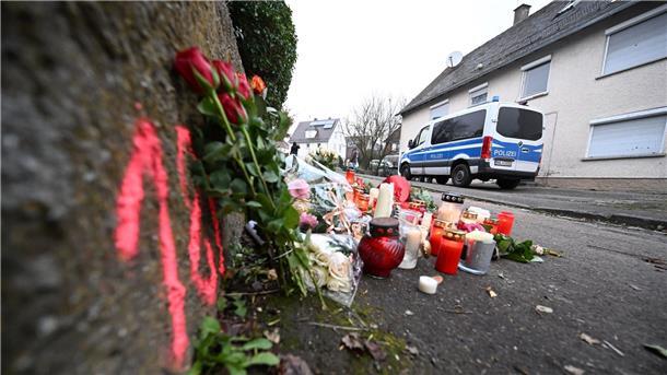 Kerzen und Blumen am Tatort, an dem zwei Mädchen von einem Mann mit einem Messer angegriffen wurden.