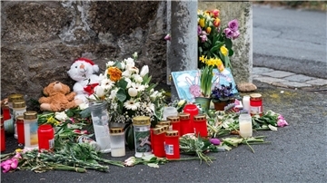 Kerzen und Blumen an einer Mauer vor dem Kinder- und Jugendhilfezentrum in Wunsiedel, in dem die Zehnjährige tot aufgefunden wurde.