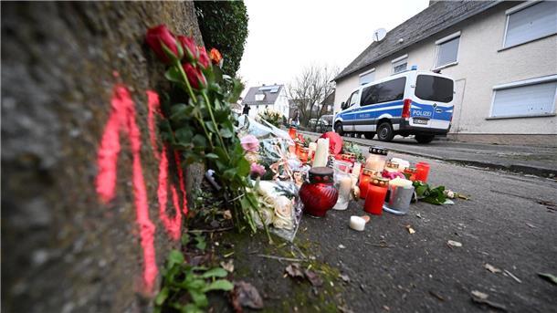 Kerzen und Blumen Anfang Dezember 2022 am Tatort in Illerkirchberg.