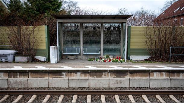 Kerzen und Blumen im Bahnhof Brokstedt: Bei der Messerattacke in einem Regionalzug wurden zwei junge Menschen getötet und fünf verletzt.