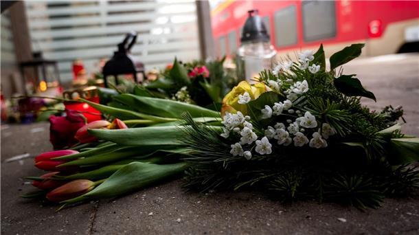 Messerattacke in Zug: Kritik an Senatorin wird lauter Kerzen und Blumen im Bahnhof Brokstedt. in einem Wartehäuschen. Bei einer Messerattacke sind zwei junge Menschen getötet und fünf verletzt worden.