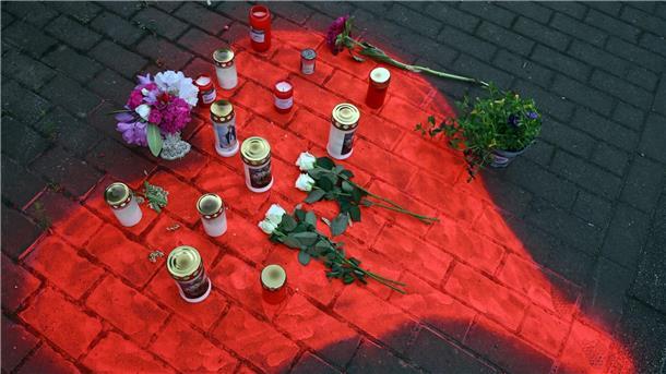 Ermittlungen wegen Brandstiftung und Mord in Düsseldorf  Kerzen und Blumen liegen in einem auf das Pflaster gesprühten roten Herzen in Düsseldorf nach dem mörderischen Brandanschlag.