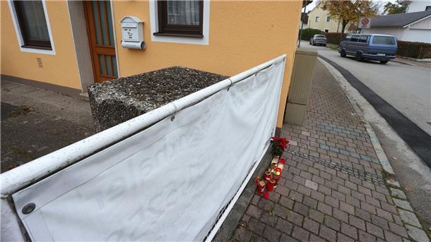 Tote in Weilheim starben durch Schüsse und stumpfe Gewalt Kerzen und Blumen stehen vor dem Haus in Weilheim, in dem die getöteten Schwestern entdeckt wurden.