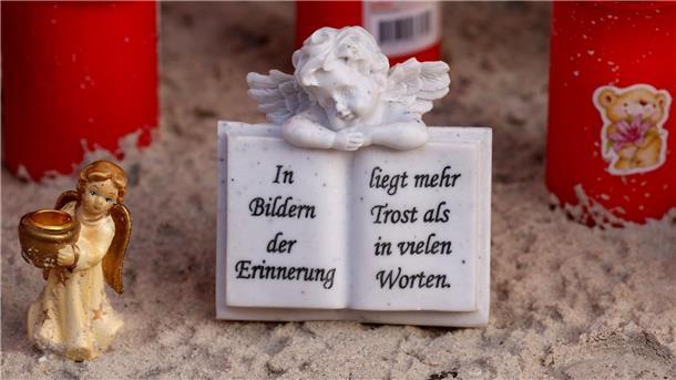 Kerzen und Engel erinnern an Fabian. 