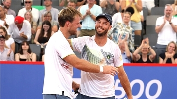 Kevin Krawietz (l) und Tim Pütz haben nach dem Finale in Hamburg Grund zum Jubel.