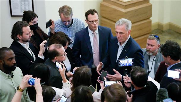 Abstimmung über Schuldendeal - Bewährungsprobe für McCarthy Kevin McCarthy (M-r), Sprecher des Repräsentantenhauses, hat sich im Schuldenstreit mit US-Präsident Joe Biden auf einen Deal geeinigt.
