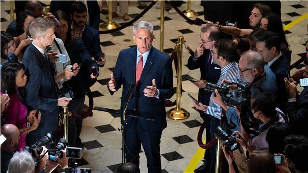 Ratingagentur droht USA mit Herabstufung der Topnote Kevin McCarthy (M), Sprecher des US-Repräsentantenhauses, spricht auf dem Capitol Hill mit Reportern über die Verhandlungen zur Schuldengrenze.