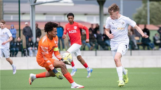 Meister A/O/B/H/Heeslingen gibt sich keine Blöße Kevin Müller erzielte den 2:1-Siegtreffer für den JFV A/O/B/H/Heeslingen, scheitert hier aber am Torwart von Vorwärts Wacker Billstedt.